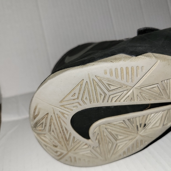 Nike LeBron James Trainers - Picture 6 of 14